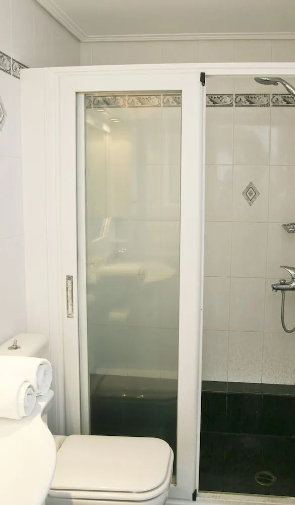2 Bedrooms, Family Suite, Queen and Twin Beds, Beach View, 2 Bathrooms، Vithos Aparthotel 3/3