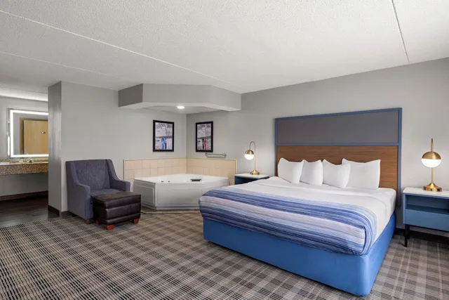 جناح ديلوكس بسرير كينج، AmericInn by Wyndham Shakopee Near Canterbury Park 1/10