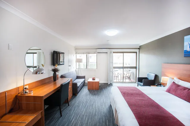 غرفة سوبيريور بسرير كينج، Ramada Hotel & Suites by Wyndham Sydney Cabramatta 1/3