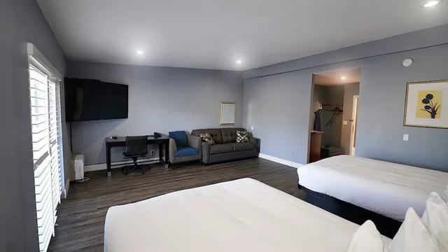 Room, 2 Queen Beds, Sofa, Seaside Inn & Suites 1/7