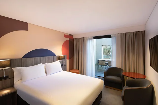 غرفة ديلوكس بسرير كينج وسرير كوين بشرفة، ibis Styles Sydney Central 3/8