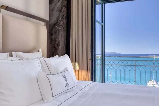 غرفة ديلوكس بسرير كينج بإطلالة على البحر، Grand Hotel Kalamata 2/3