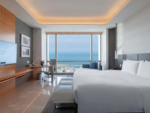 غرفة فاخرة بسرير كينج بإطلالة على البحر، Sofitel Haikou Hotel 3/8