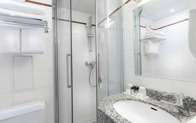 Adjoining, Double and Twin Beds، Hotel Marais De Launay 7/9