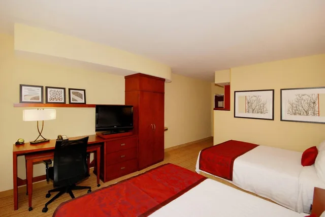 غرفة بسريرين كوين بحوض استحمام لذوي الإعاقة، Courtyard Vicksburg 1/2