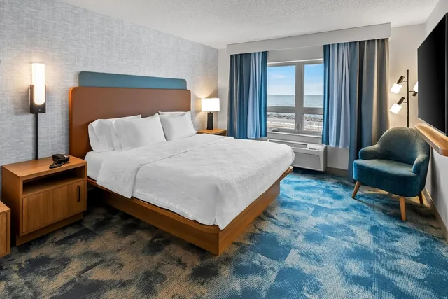 جناح بسرير كينج بإطلالة على البحيرة بغرفتين مع أريكة بحوض جاكوزي، Hampton Inn Duluth Canal Park 3/7