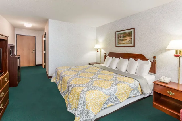 غرفة بسرير كينج لذوي الإعاقة، Days Inn By Wyndham Battlefield Rd/Hwy 65 8/10