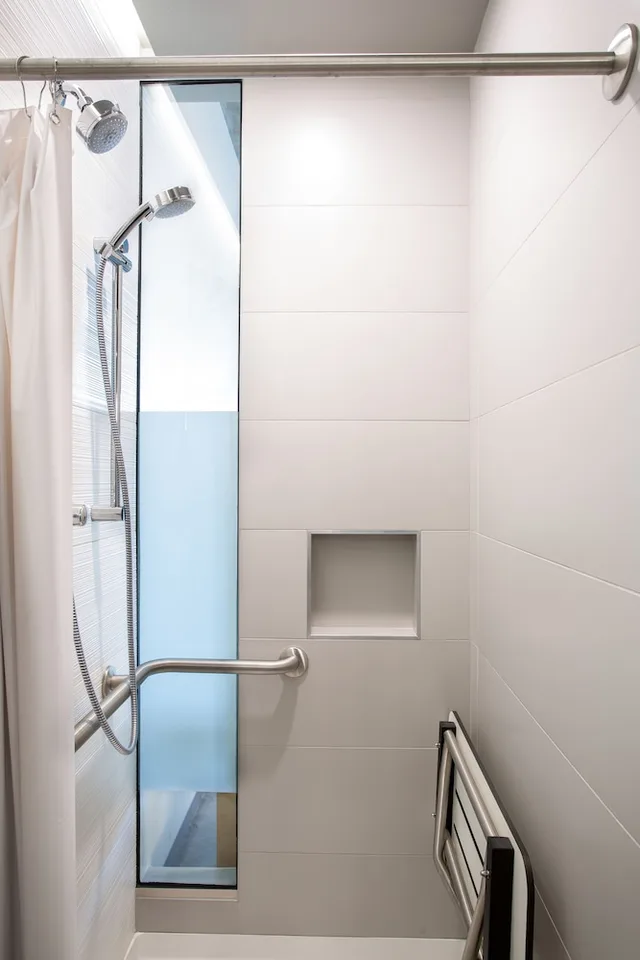 غرفة بسرير كينج لذوي الإعاقة، The Source Hotel 7/9