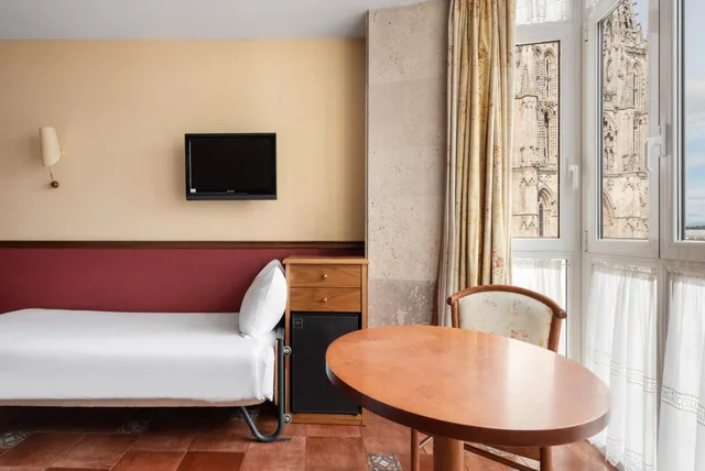 Room, Triple, Cathedral View، Crisol Meson Del Cid 4/5