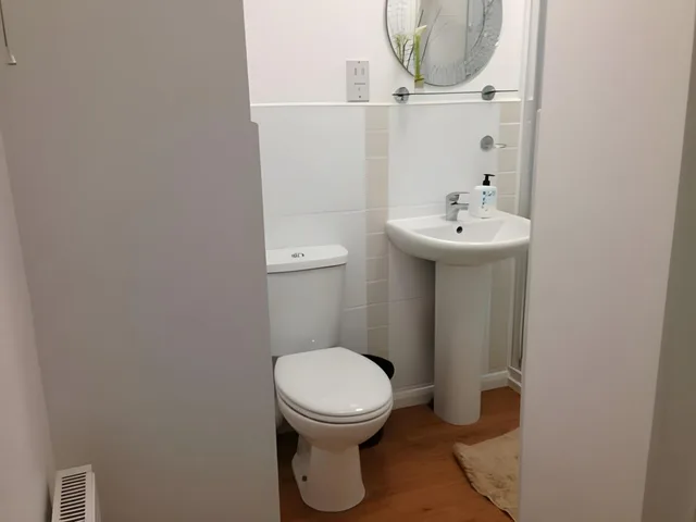 Basic, Single, Single Bed, Shared Bathroom, Apple House Guest House Heathrow Airport 2/3