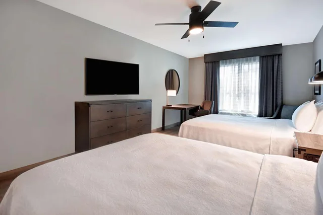 جناح بسريرين كوين بغرفة نوم واحدة مع أريكة، Homewood Suites by Hilton Tuscaloosa Downtown 1/2