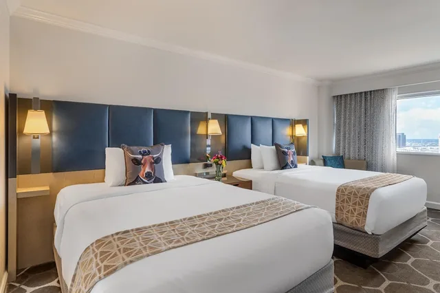 غرفة بريميير بسريرين كوين لذوي الإعاقة، Royal Sonesta Houston Galleria 2/4