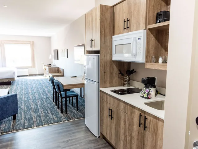 Executive, Suite, King Bed, Sofa, Kitchen, Large, Best Western Premier Executive Residency Medicine Hat 10/10