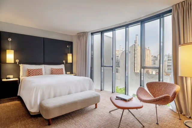 غرفة بسرير كوين بإطلالة على الحديقة، Renaissance Paris Arc de Triomphe Hotel 2/10