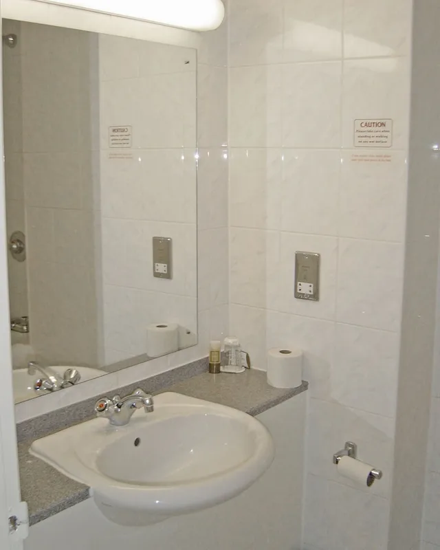 Room, Twin Beds, Britannia Hotel Newcastle Airport 4/4