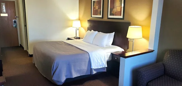 Business, King Bed, Sofa, Quality Inn & Suites Eldridge Davenport North 1/10