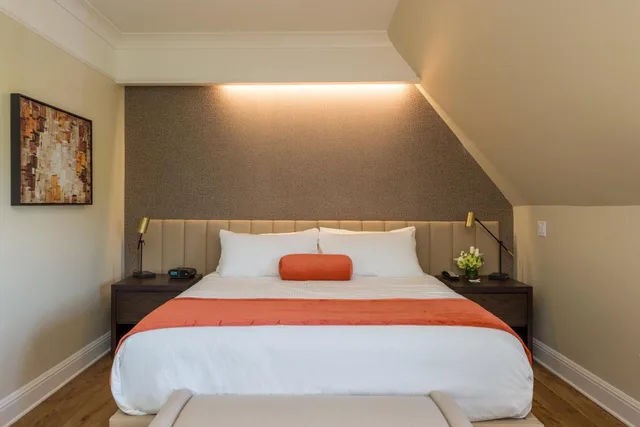 غرفة بسرير كينج بإطلالة على البحيرة، The Abbey Inn & Spa 1/6