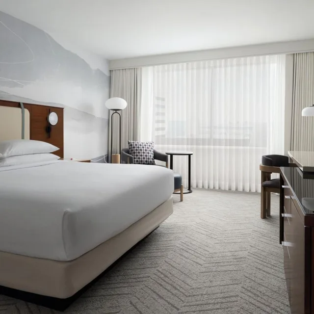 غرفة بسرير كينج بحوض استحمام لذوي الإعاقة، Marriott Long Beach Downtown 1/3