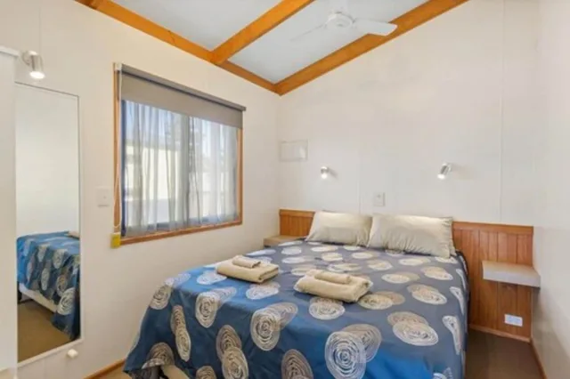 كابينة سوبيريور بسرير كوين وسرير مزدوج بإطلالة على البحر بغرفتي نوم، DISCOVERY PARKS – WHYALLA FORESHORE 1/1