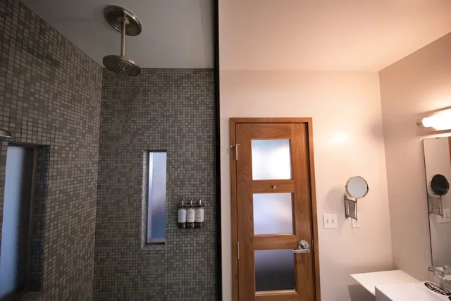 Design, 2 Queen Beds، Modern Hotel And Bar 4/5