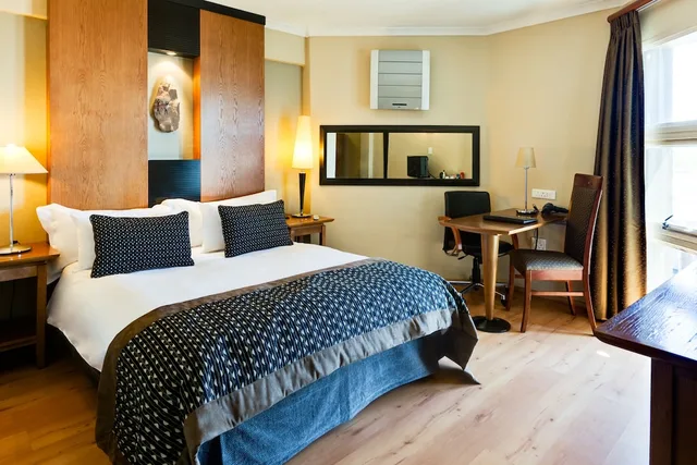 غرفة قياسية بسرير كوين، The Oasis Hotel 2/3