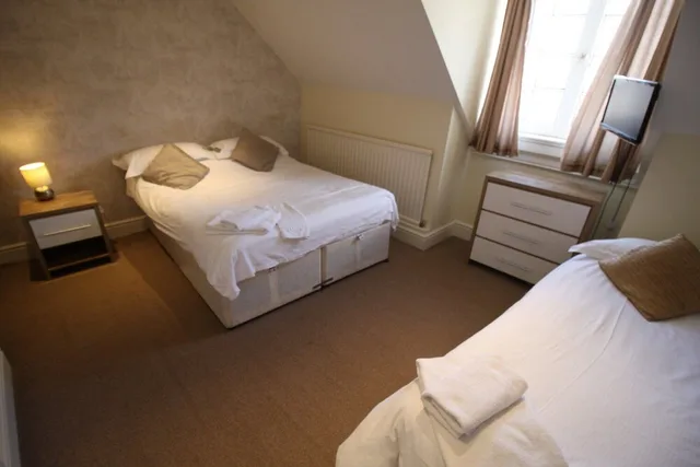 جناح بسرير مزدوج وسرير فردي، The Saracens Head Hotel 1/2
