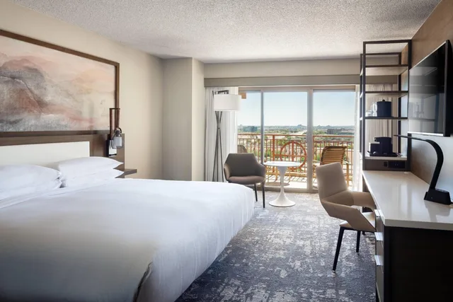 Guest Room, King Bed, Balcony, Phoenix Airport Marriott 1/17