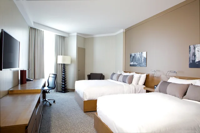 غرفة بسريرين كوين، Grey Eagle Resort 1/1