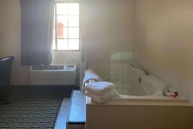 Room, Double Bed, Econo Lodge Kalamazoo MI 4/4