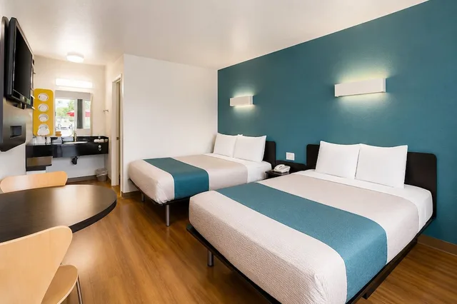 غرفة قياسية بسريرين مزدوجين، Motel6 Camarillo, CA 7/10