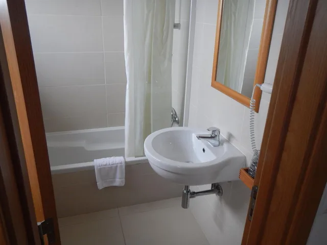 غرفة بسرير مزدوج مع سرير إضافي، Hotel Albergaria Senhora Do Espinheiro 9/10