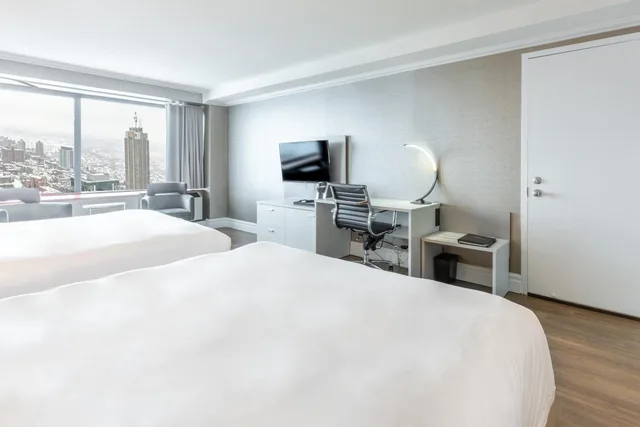 غرفة ديلوكس بسريرين مزدوجين وسرير كينج، Le Concorde Hotel 2/6