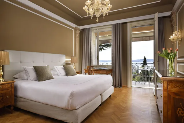 غرفة ديلوكس بإطلالة على البحيرة بشرفة، Villa Cortine Palace Hotel 2/10