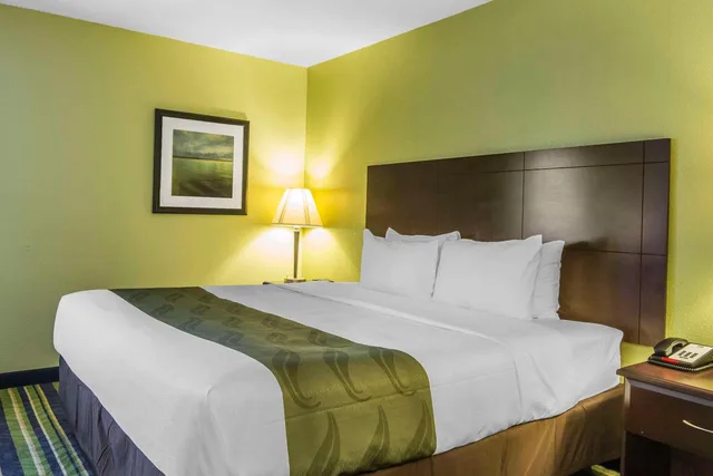 غرفة بسرير كينج بجاكوزي، Quality Inn Cedartown 1/6