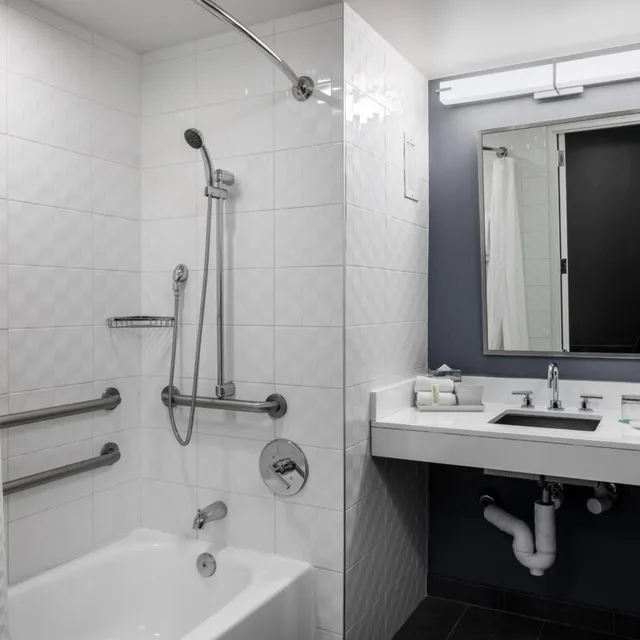 غرفة ديلوكس بسرير كينج بحوض استحمام لذوي الإعاقة، Le Meridien Atlanta Perimeter 4/9