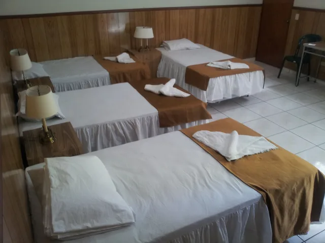 غرفة رباعية بسريرين كوين بحمام خاص، Hotel Manantiales El Salvador 1/5