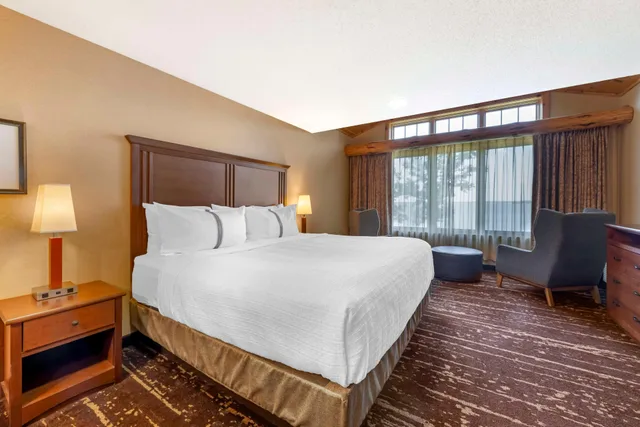 Room, King Bed, Lake Front, Kitchenette، Best Western Premier The Lodge On Lake Detroit 1/1