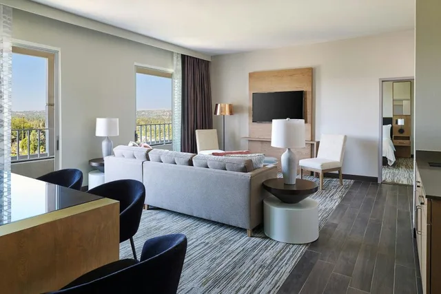 Presidential, Summit, Suite, King Bed, Sofa, High Floor، Warner Center Marriott Woodland Hills 3/4
