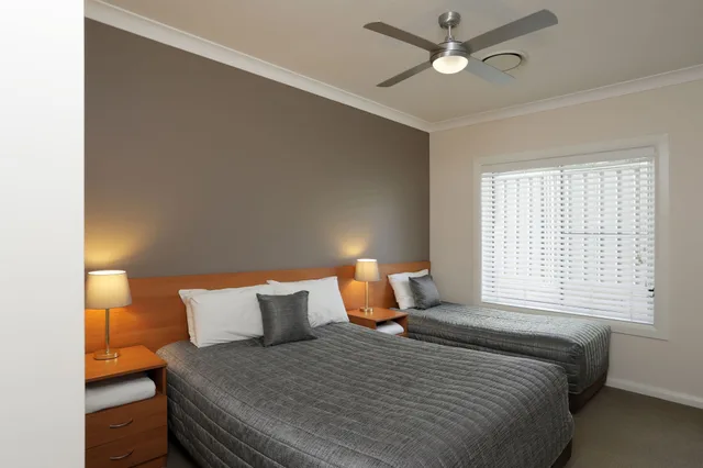 2 Bedrooms, Apartment, 1 Single and 2 Queen Beds, Kitchen، Cadman Motor Inn Tamworth 1/5