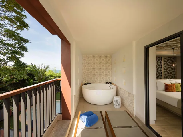 جناح ديلوكس بسرير كينج بإطلالة على الجبل، Avista Grande Phuket Karon MGallery 8/10