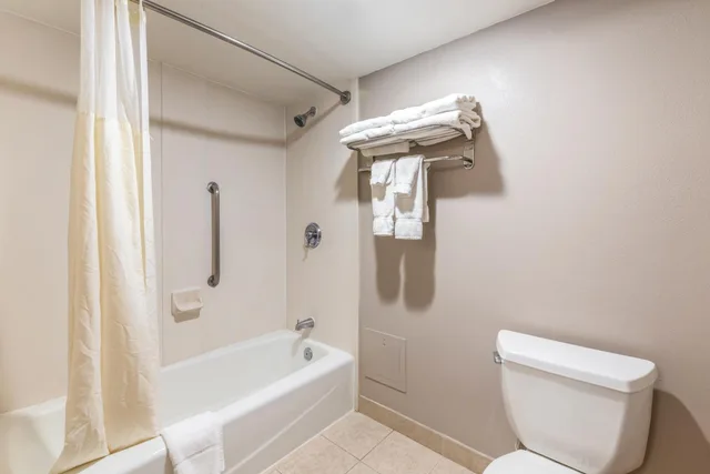 Junior Suite, Lake Norman Inn and Suites (ex Clarion) 9/10