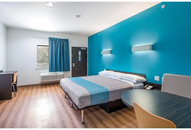 1 King Bed - Non-Smoking, Micfridge، Motel6 Channelview, TX 1/4