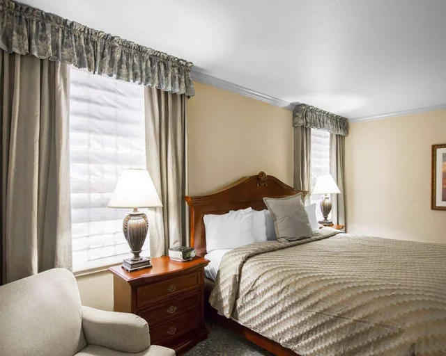 Room, King Bed, Liberty Hotel Ascend Hotel Collection 2/2