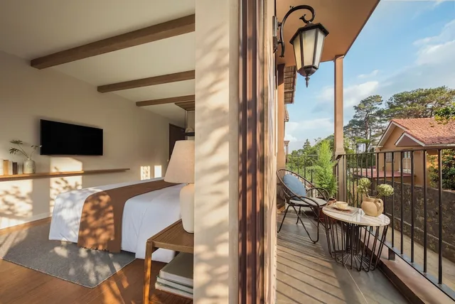 غرفة غراند بسرير كينج بإطلالة على المدينة بشرفة، Signature by M Village The Valley Retreat, a brand of Modern Village Lifestyle 8/10