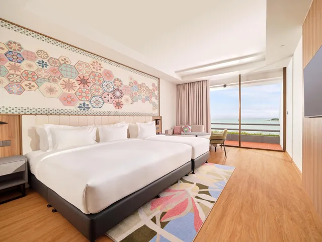 غرفة عائلية بسرير كينج وسرير كوين وسرير فردي بشرفة، M Social Resort Penang 2/8