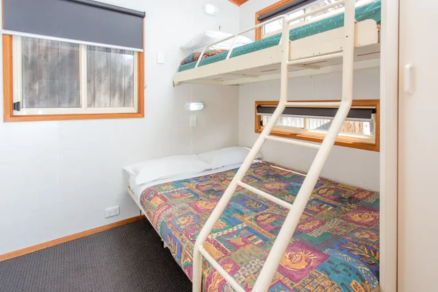 كابينة ديلوكس بسرير مزدوج وسرير بطابقين بغرفة نوم واحدة، Melbourne Big4 Holiday Park 9/10