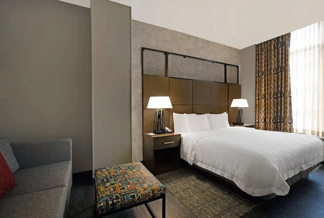 غرفة قياسية بسرير كينج مع أريكة، Hampton Inn & Suites Austin At The University / Capitol 3/10