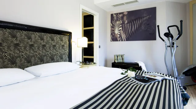 Suite, Queen Bed, Sofa, Sauna، Parc Hotel Flora 2/9