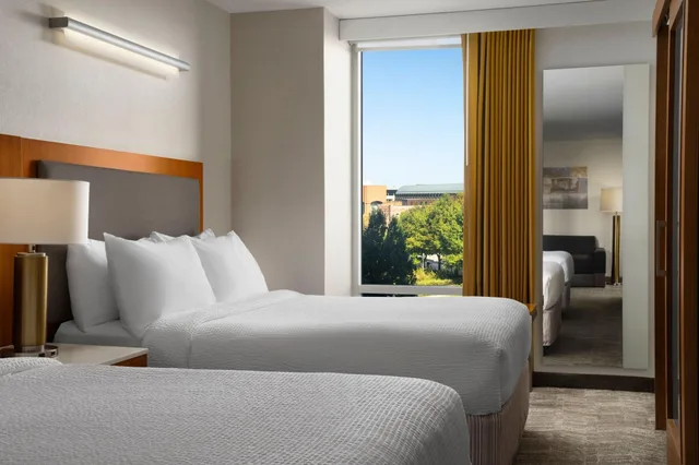 غرفة بسريرين كوين بإطلالة في طابق مرتفع، Springhill Suites Indianapolis Downtown 1/6