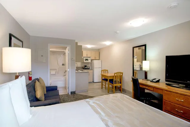 Coast, King Bed, Queen Bed, Kitchenette، Coast Osoyoos Beach Hotel 3/6
